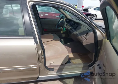 2000 Ford Crown Victoria z USA, uszkodzony, nr VIN 2FAFP73W7YX121917